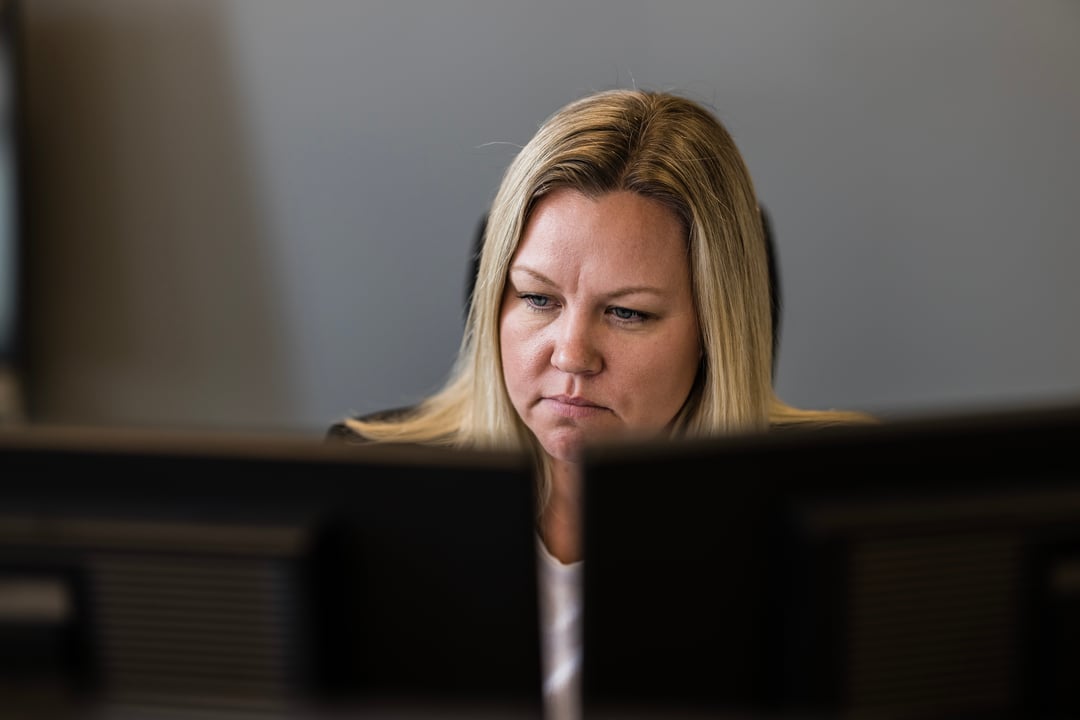 Bilde av en dame foran PC-skjermen
