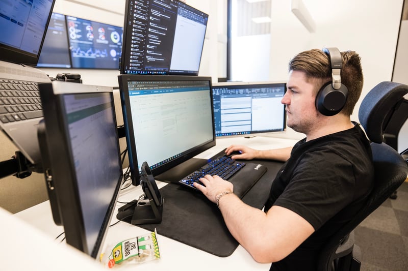 en-ansatt-i-advania-som-arbeider-på-pcen