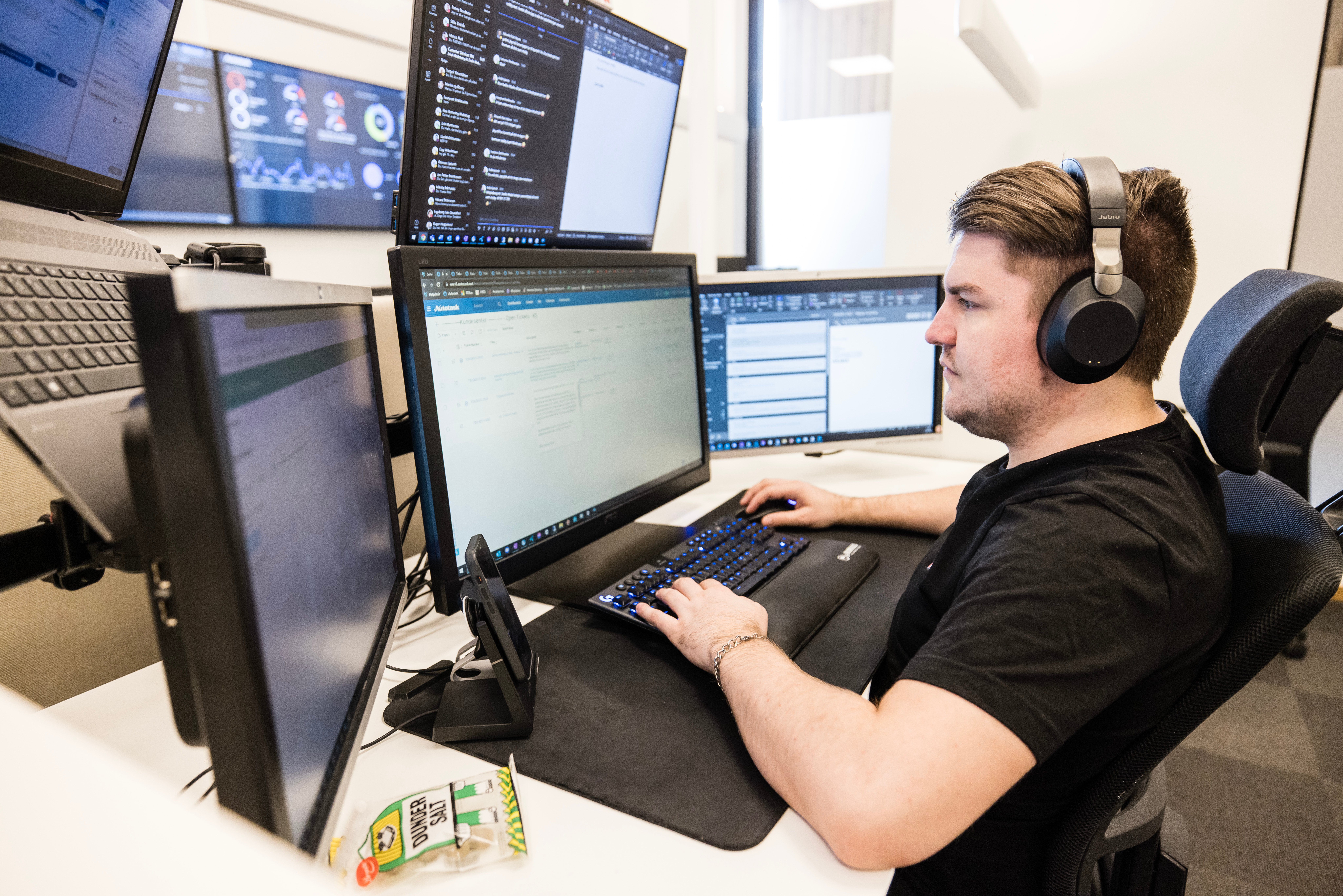 en-ansatt-i-advania-som-arbeider-på-pcen