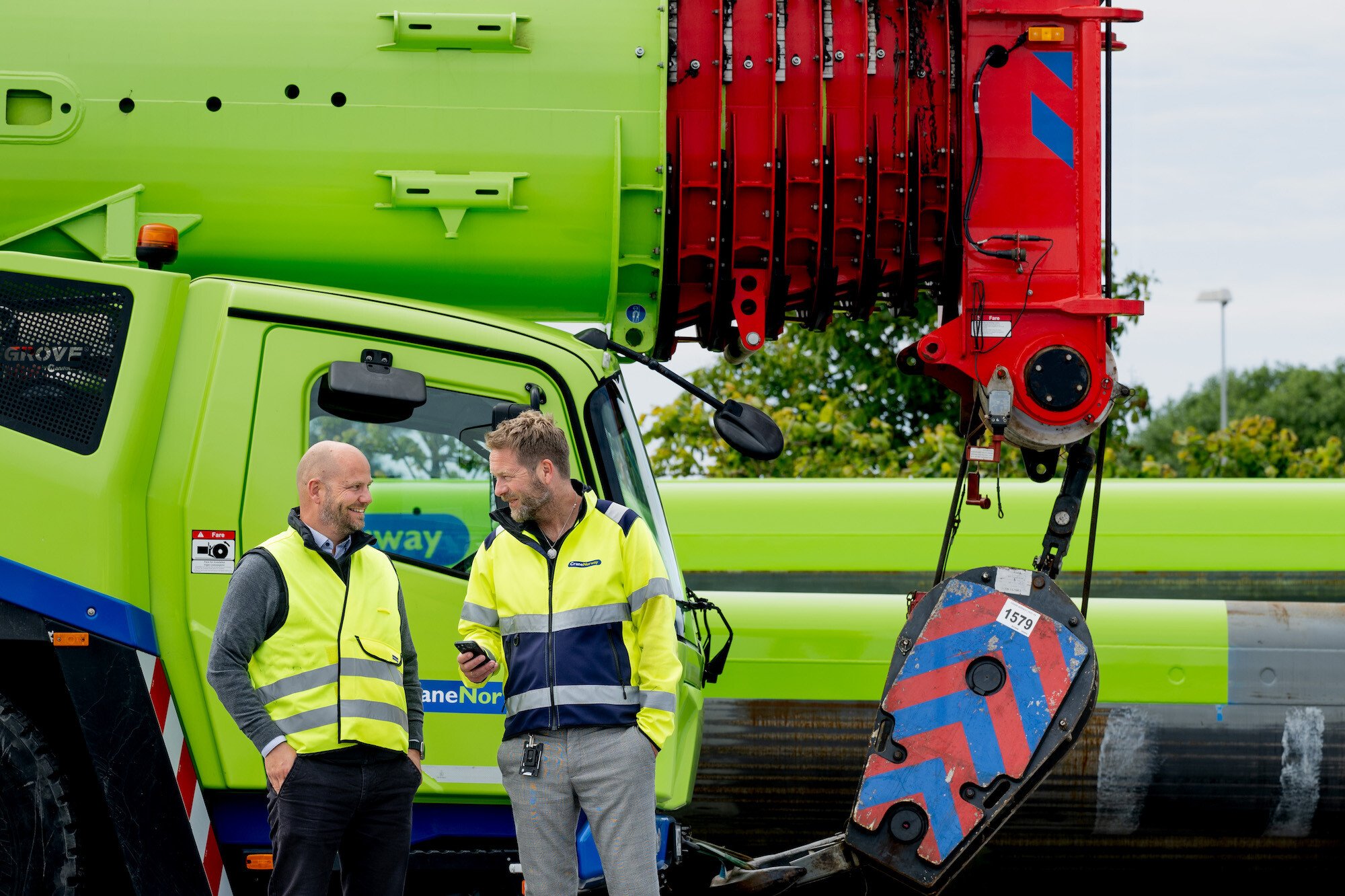 Bilde av vår kunde Crane Norway foran en kranbil