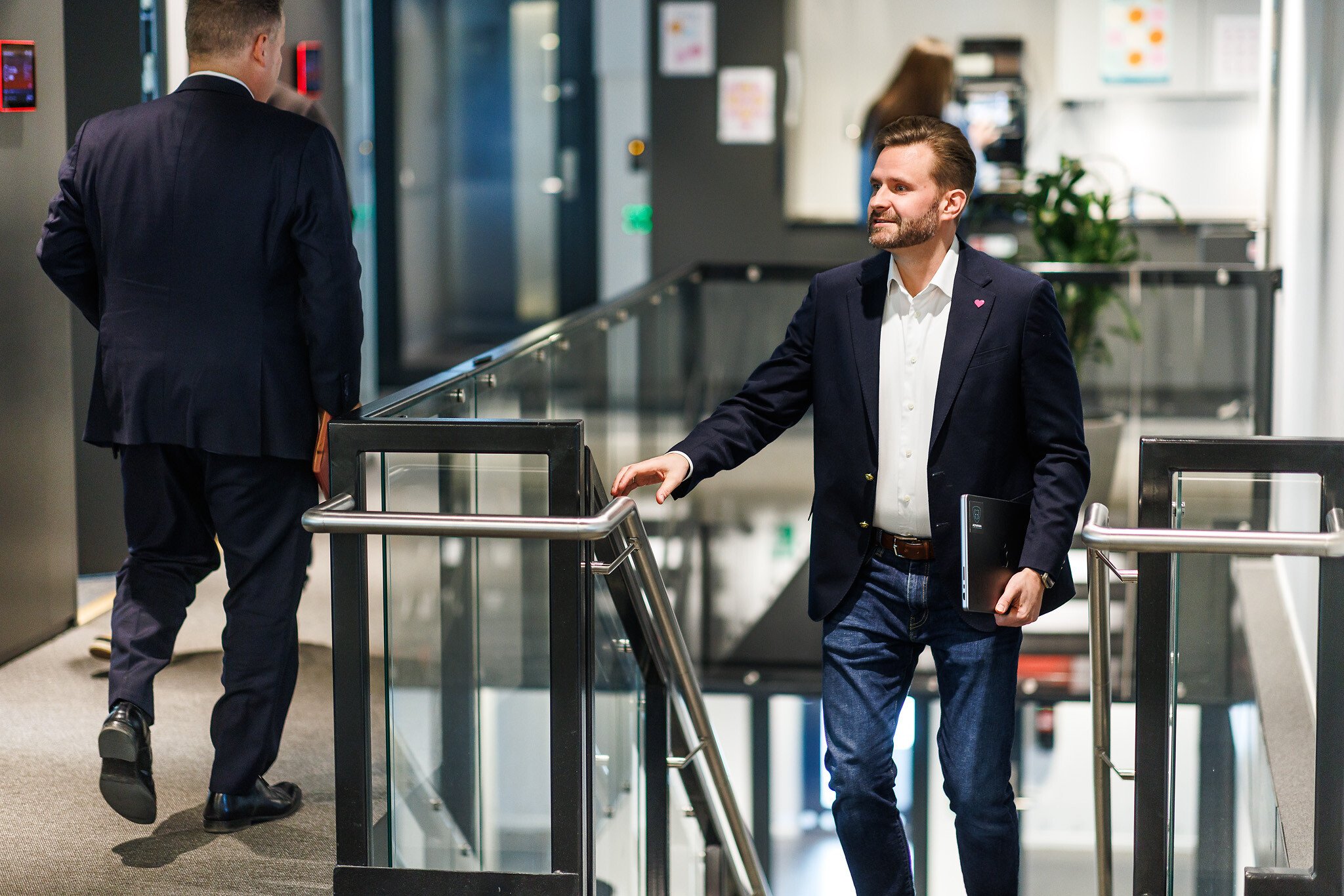 Bilde av en person som går opp trappen.