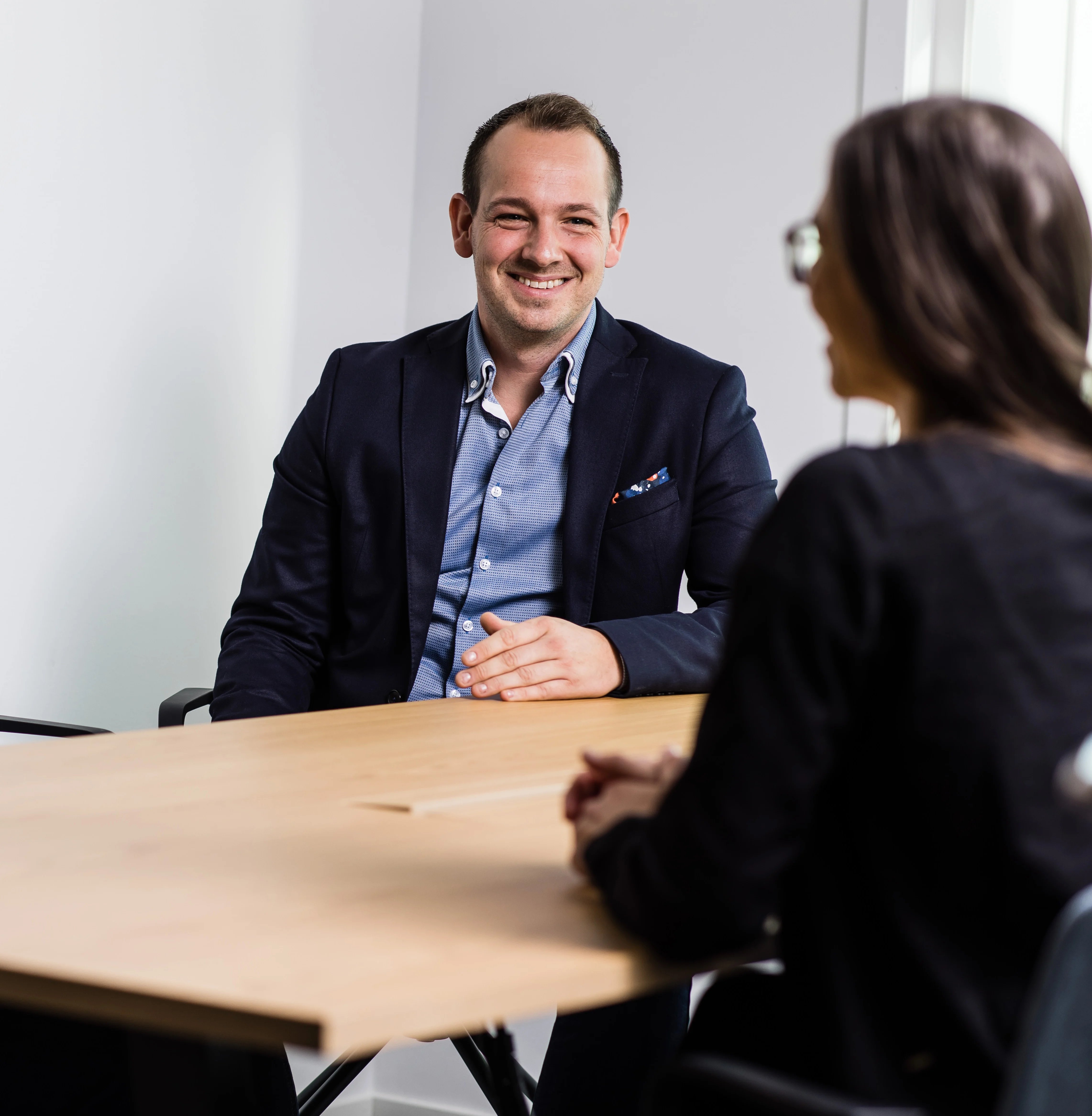 Bilde av smilende mann som snakker med kvinne