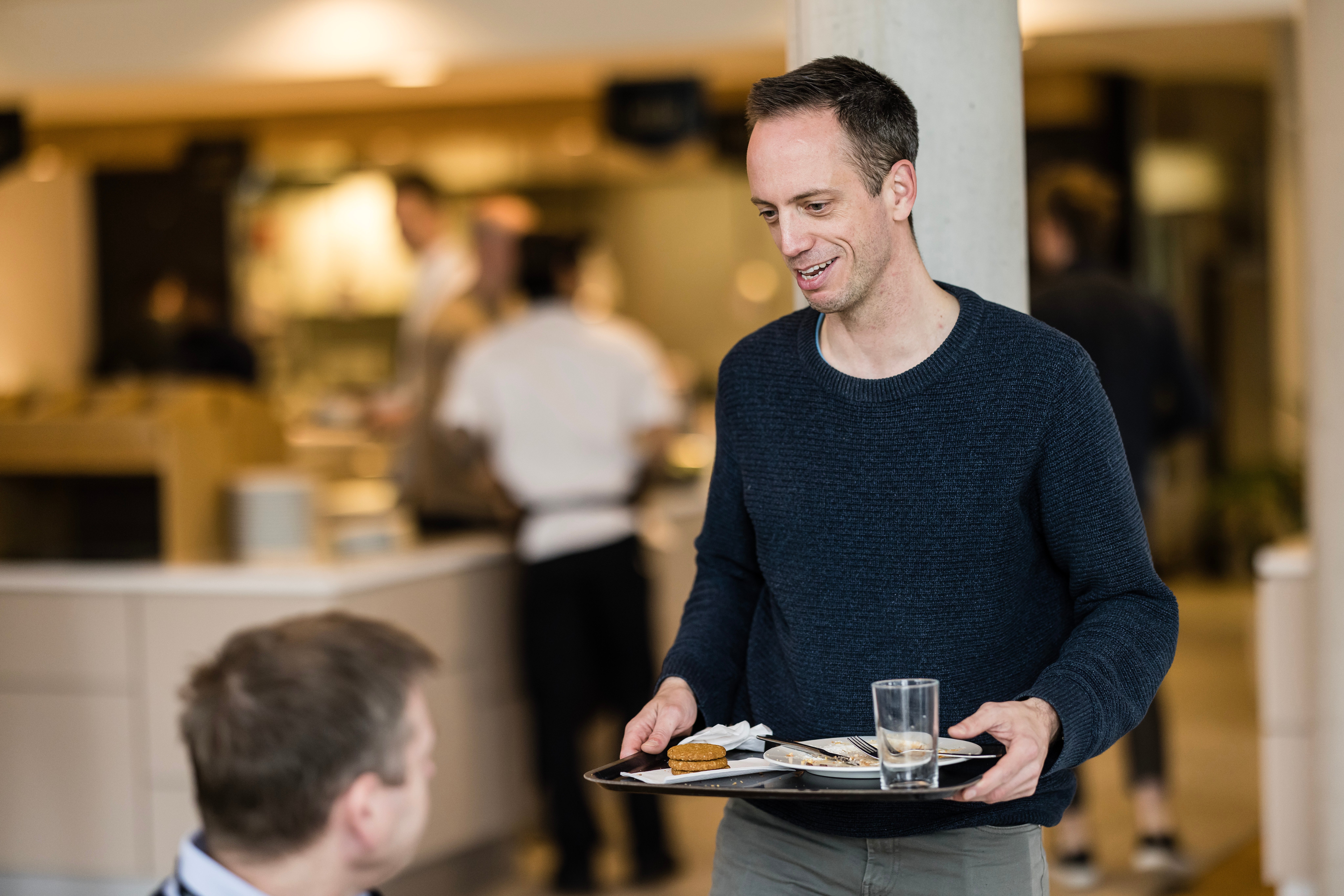 Bilde av mann i kantine