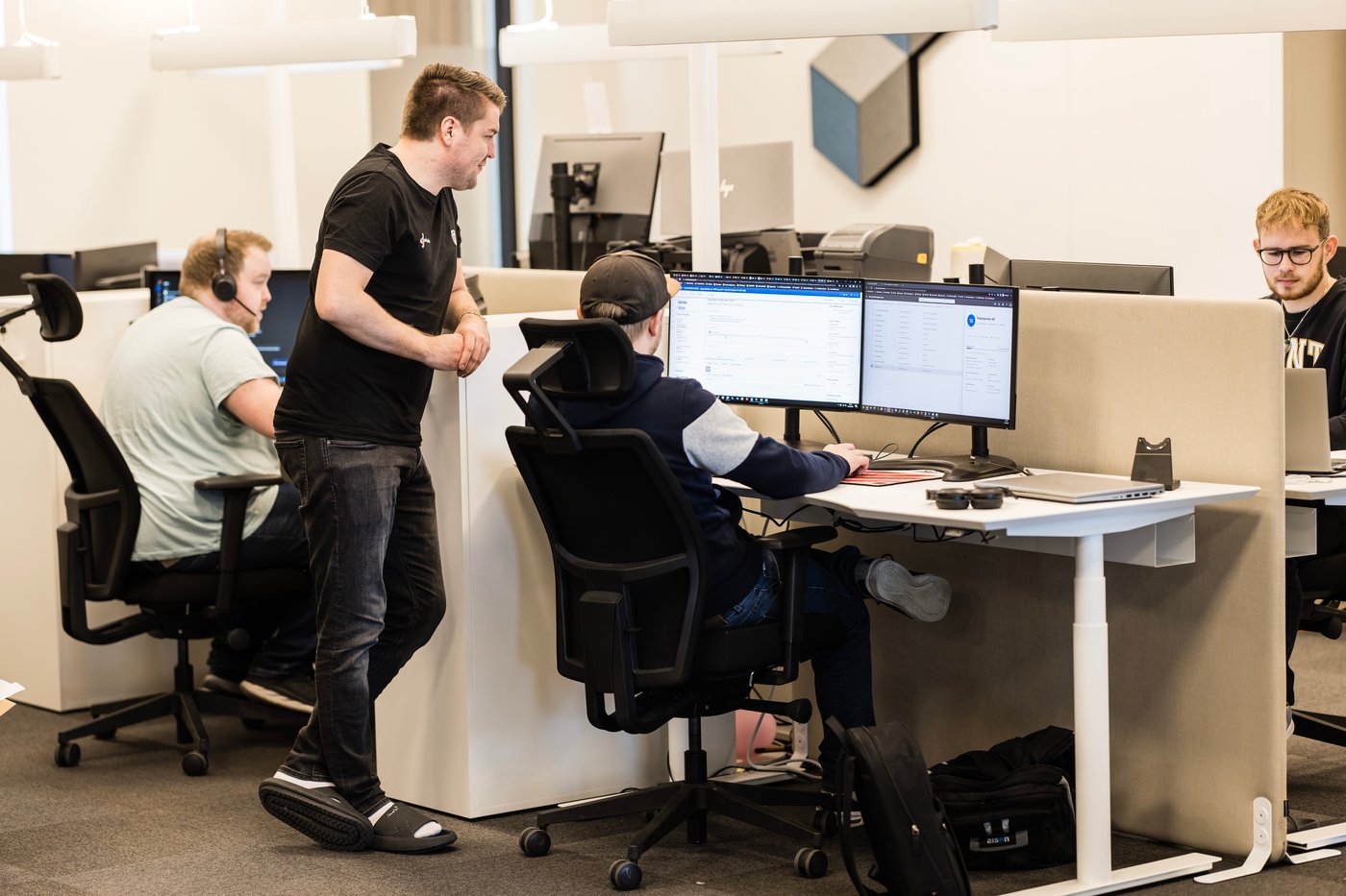 To menn på kontor for å se på utstyr til arbeidsplassen