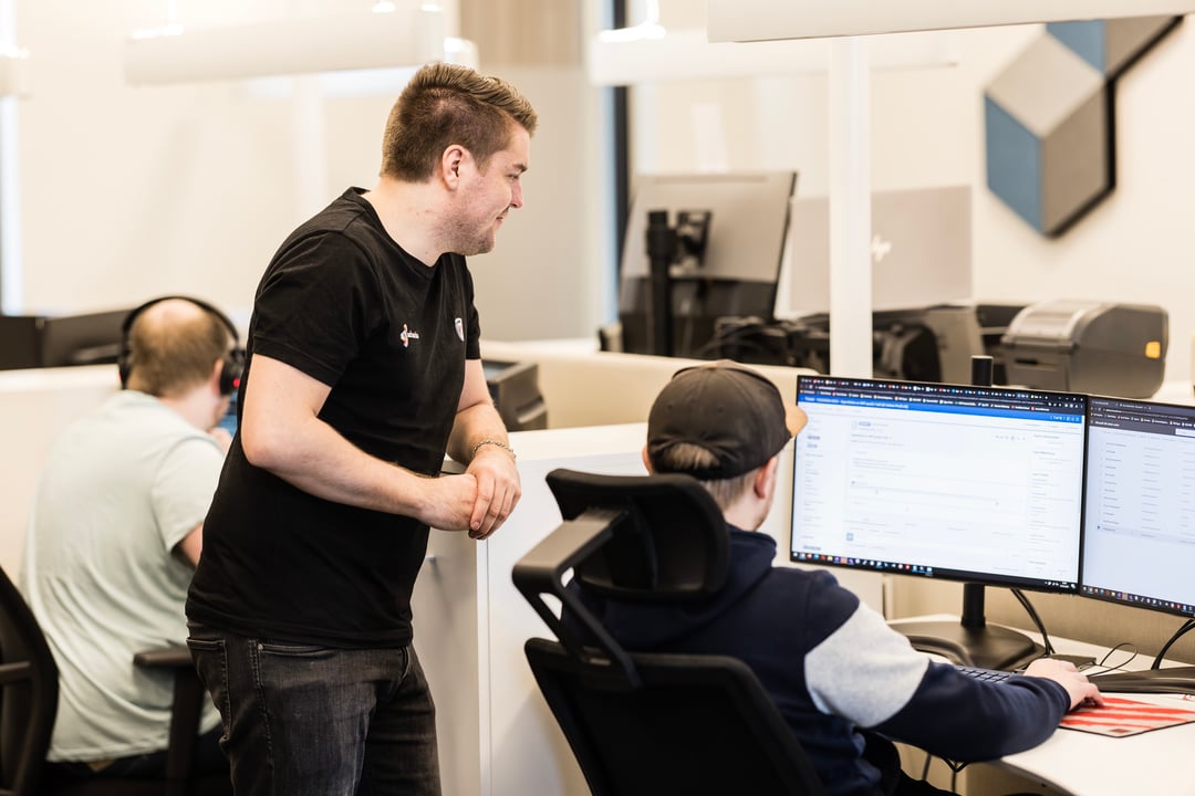 To menn på kontor for å se på utstyr til arbeidsplassen