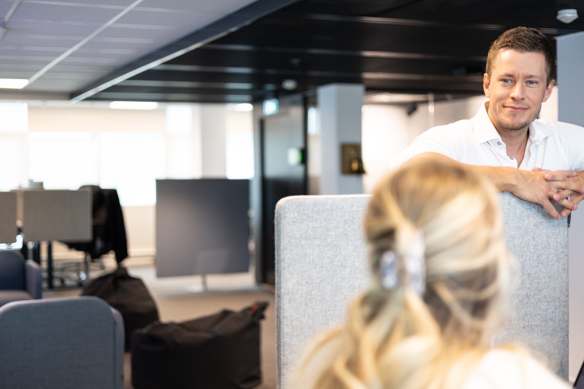 Personer konverserer på kontoret