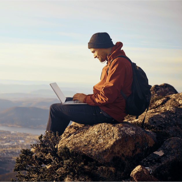 Mann med PC på fjelltur-1